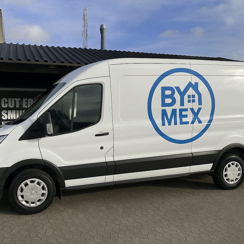 Bymex tømrer i Nordsjælland – firmabil foran værksted